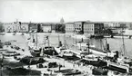 Foto i svartvitt visande Stockholm, Skeppsbron, Strömmen, Blasieholmen samt passagerarångfartygen: Thule, Westernorrland, Piteå, Norrbotten,
S.G. Hermelin m.fl. fartyg vid de ovan angivna platserna omkring 1890-talet. [tidsangivelse felaktig, se nedan]