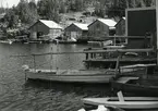 Ångermanland, Nordingrå sn. Sjöbodar i Bönhamns fiskeläge. Av de omkring femton yrkesfiskare som funnits här är nu bara en kvar. I Bönhamn har man satsat på turismen och byggt om en del sjöbodar och kokhus för att kunna ta emot turister.
Jfr Fo41778AB.