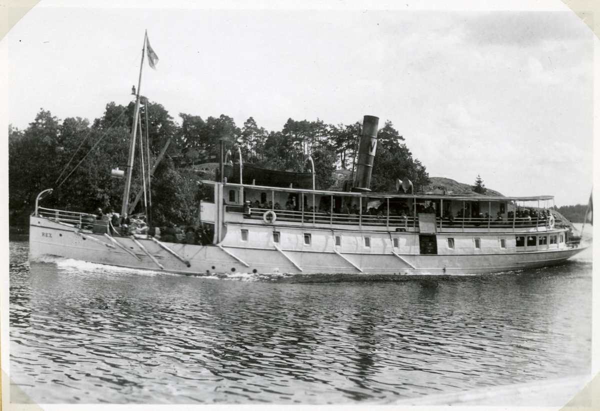 Waxholmsbolagets REX passerar Granholmshålet på färd mot Vaxholm.