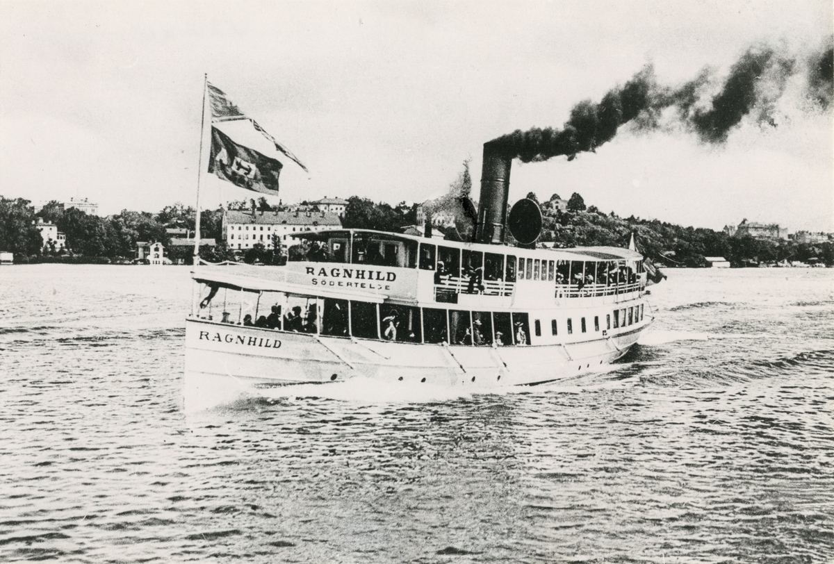 Fartyget är på ingående tur till Stockholm. Till vänster skymtar Gröndal med industrier.