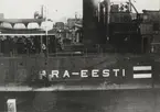 Lastångfartyget TAARA av Pernau. Nationalitetsbeteckningen påmålas 1939.