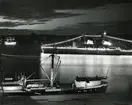 Kryssaren Göta Lejon i full festbelysning på Stockholms ström i augusti 1953.