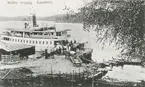 Foto i svartvitt visande passagerarångfartyget Ljusterö hemahörande i Ljusterö, vid Bolby brygga Ljusterö, omkring 1908-talet.