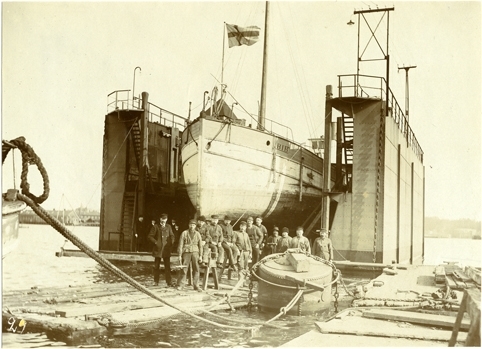 "U-dockan". byggd vid Södra varvet för Vaxholmsbolagets räkning. [1911] Kopnstruerad av ing. [Anders Fredrik] Viking. L på bryggan 30m, l på pontonen 25m, utvändig bredd 14m, största bredd mellan fendrarna 27 fot.