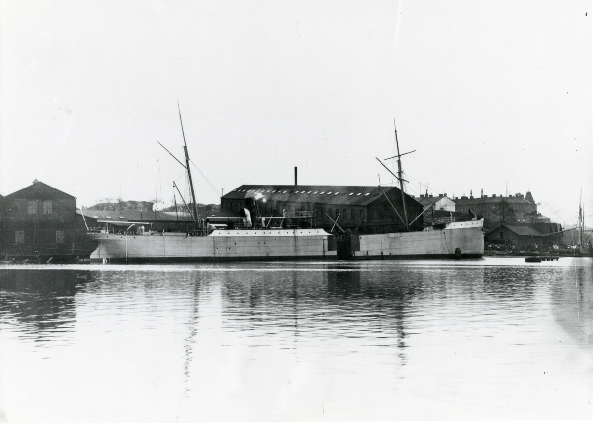 Tankångfartyget ALEKPER av Baku utanför Finnboda Varv [FEL: fotografiet är fotograferat utanför Bergsunds MV:s nybyggnadskjul, vid Bergsundsstrand], Stockholm.