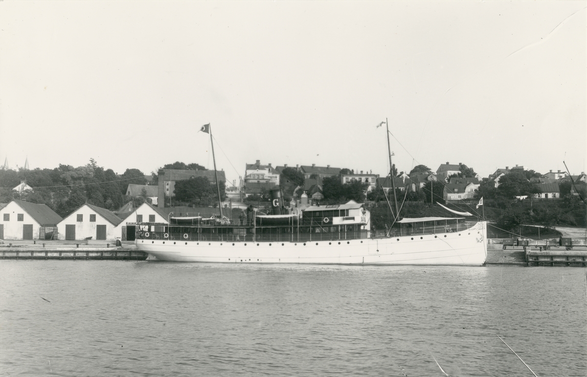 Passagerarfartyget S/S HANSA (1899) vid kaj i Visby. HANSA sänktes av en sovjetisk ubåt utanför Gotland 1944-11-24.