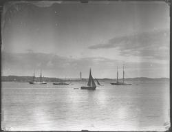 Foto från Västkusten, Lysekil, omkring 1900-talet. En brigg,