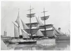 Två foton av 3-mast barken Vanja av Hälsingborg liggande i Dovers hamn omkr. 1914