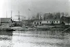 Foto visande Beckholmen i Stockholm före unionsupplösningen 1905 [anm. nya flaggan kom 1907. Ännu 1906 var det lag på att hissa unionsflaggan i Sverige trots unionsupplösningen året innan.]
Beckholmen, holme i Sthlm (ägare staten), med 3 dockor, av vilken den största, 