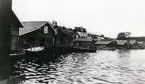 Ångermanland, Trysunda. Del av hamnen med olika typer av skötbåtar.
Fotot från mitten av 1930-talet.