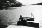 Ångermanland, Trysunda. Kalle Lundkvist, en av de första riktiga sommargästerna, i sin båt.
Fotot är från slutet av 1940-talet.