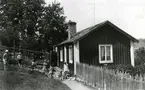 Ångermanland, Trysunda. Gävlefiskaren Vålbergs boning före ombyggnaden. Numera tillhörig fiskaren Algot Boman.
Fotot från 1930-talet.