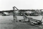 Ångermanland, Trysunda. Kajen med vinch för tyngre gods. På andra sidan hamnen ses från höger fiskaren Ola Lundgrens bostadshus och sjöbod, f d fiskaren Ludvig Lundströms dito. Där bakom skymtar skolan.