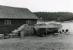 Ångermanland, Trysunda. Fiskaren Sten Allan Vågbergs båt upplagd för vintern på kajen. Båten är byggd av fiskaren och båtbyggaren Ola Lundgren.