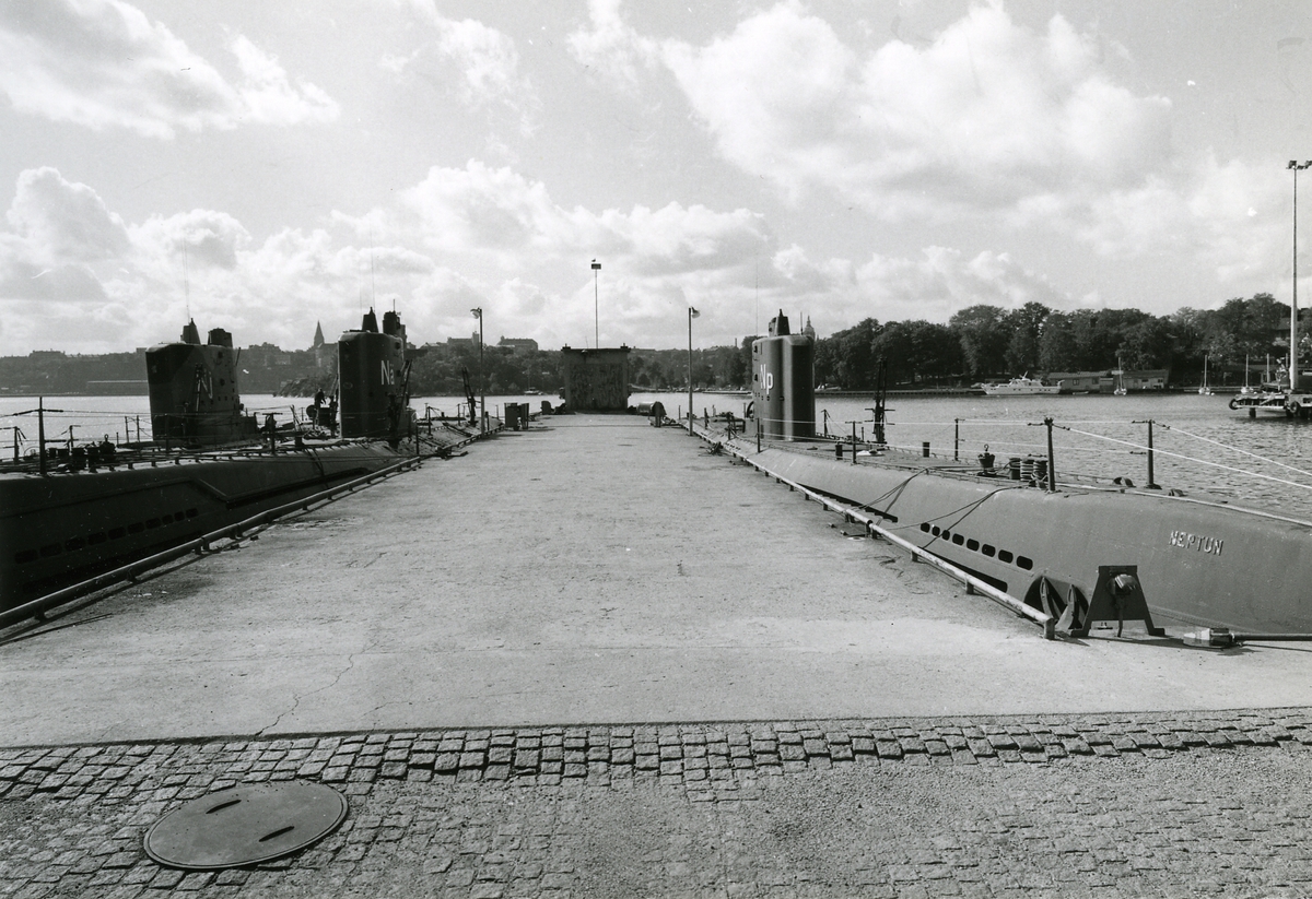 Foto visande ubåtarna Neptun, Näcken och Najad vid piren Galärvarvet, Stockholm 1972.
Systerbåtar byggda 1942.
