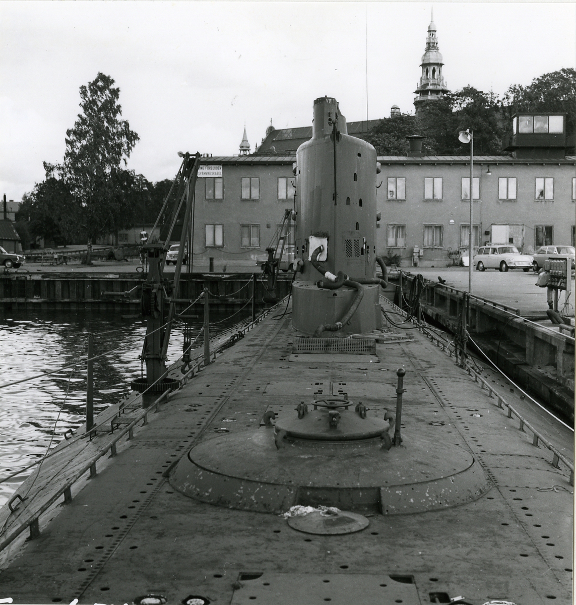 Foto visande manövertornet ubåten "Neptun" sett akterifrån.