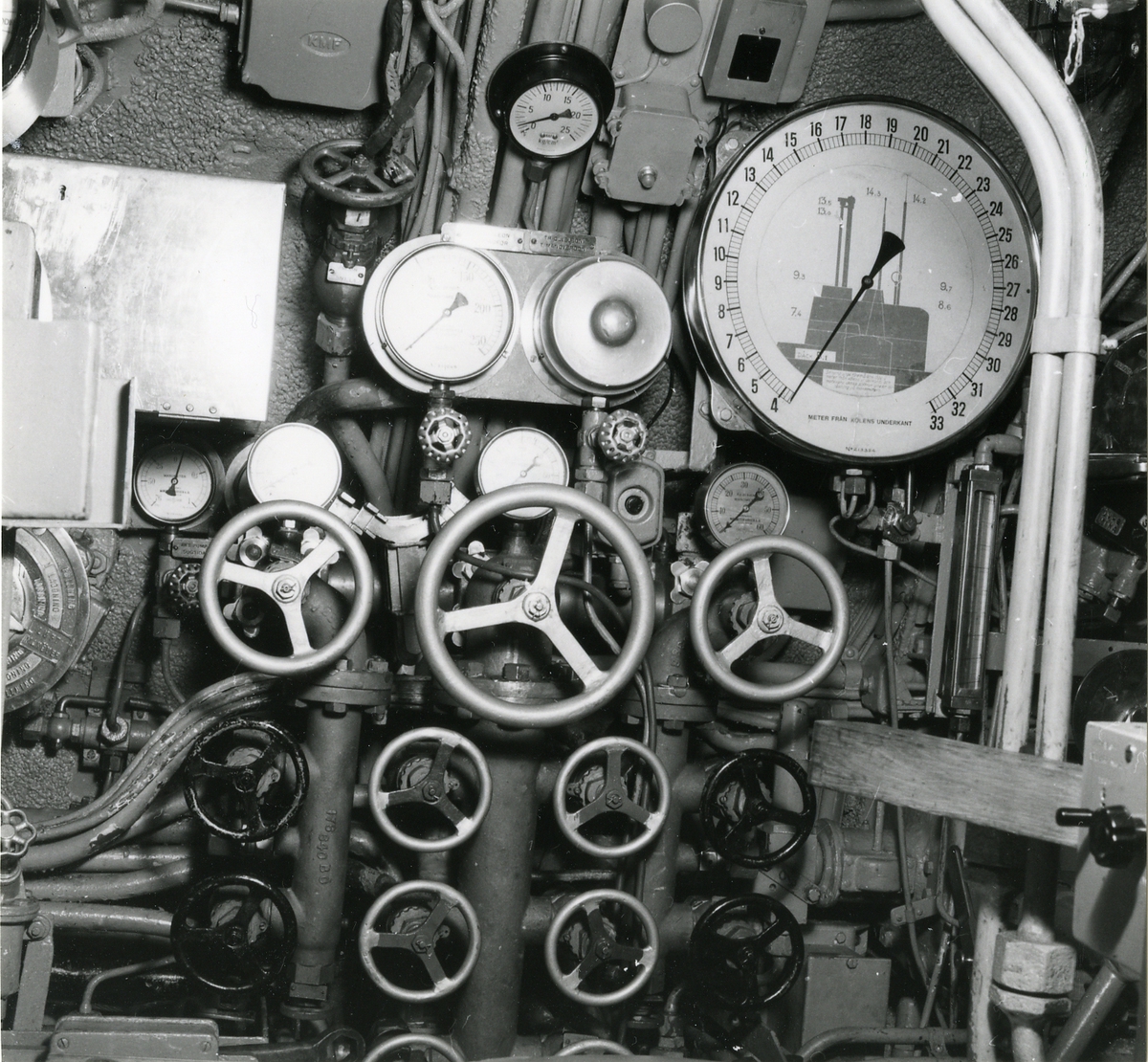 Foto visande luftfördelningslåda manöverrummet samt djupmätare.
