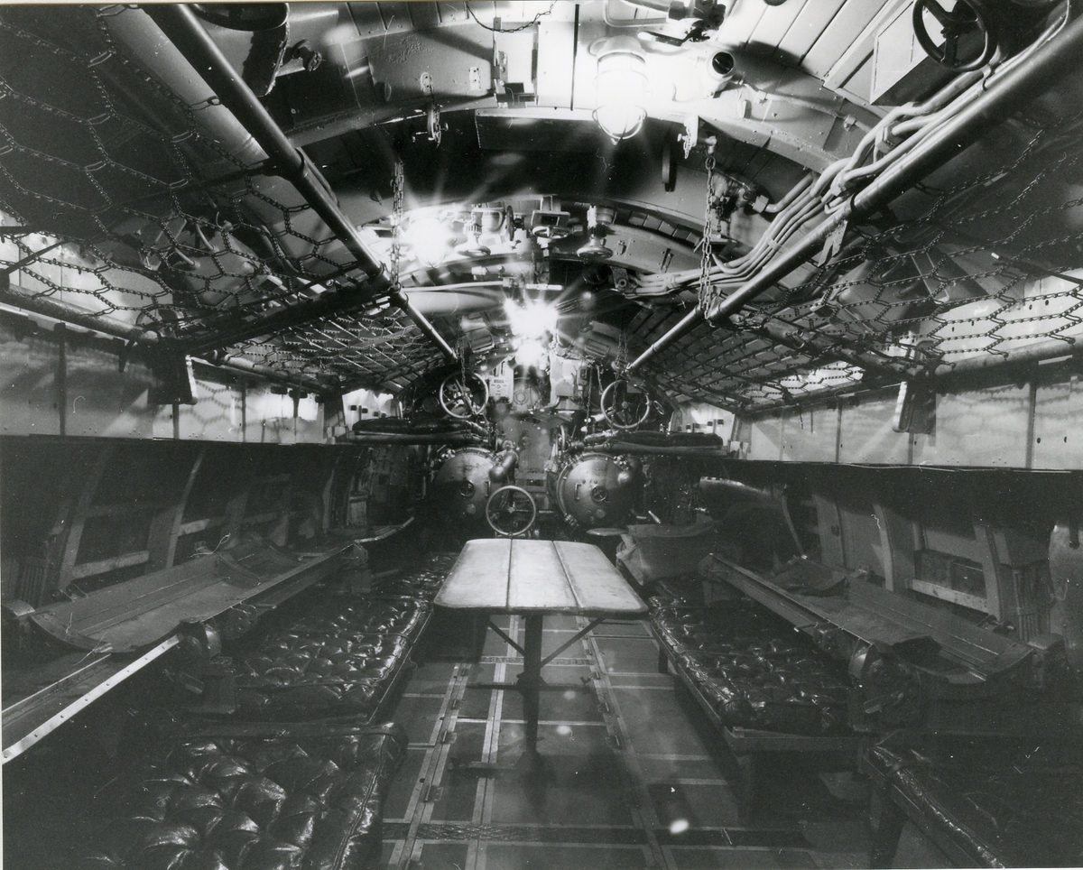 Foto visande förliga torpedrummet ubåten "Näcken".