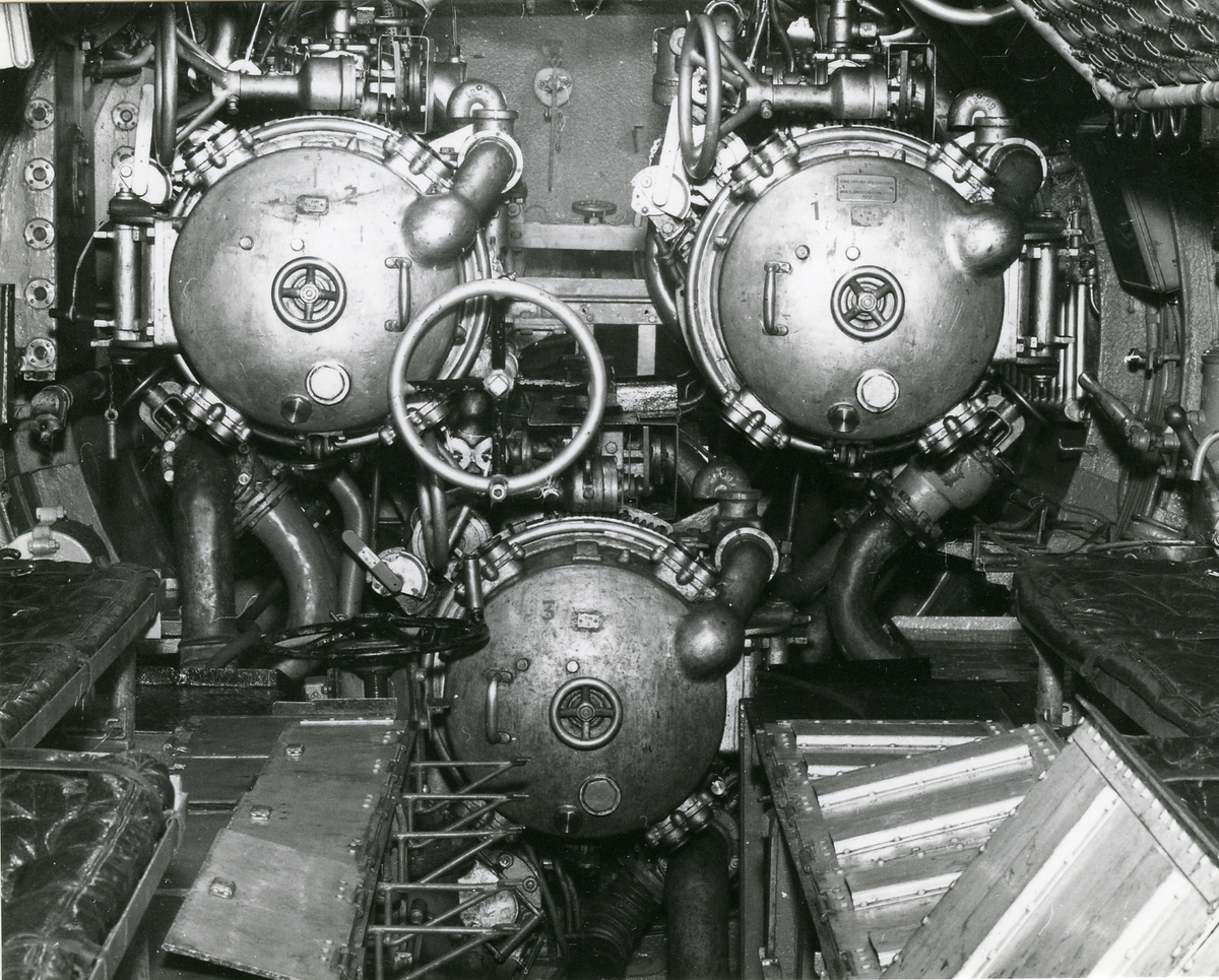 Foto visande förliga torpedrummet ubåten "Näcken".