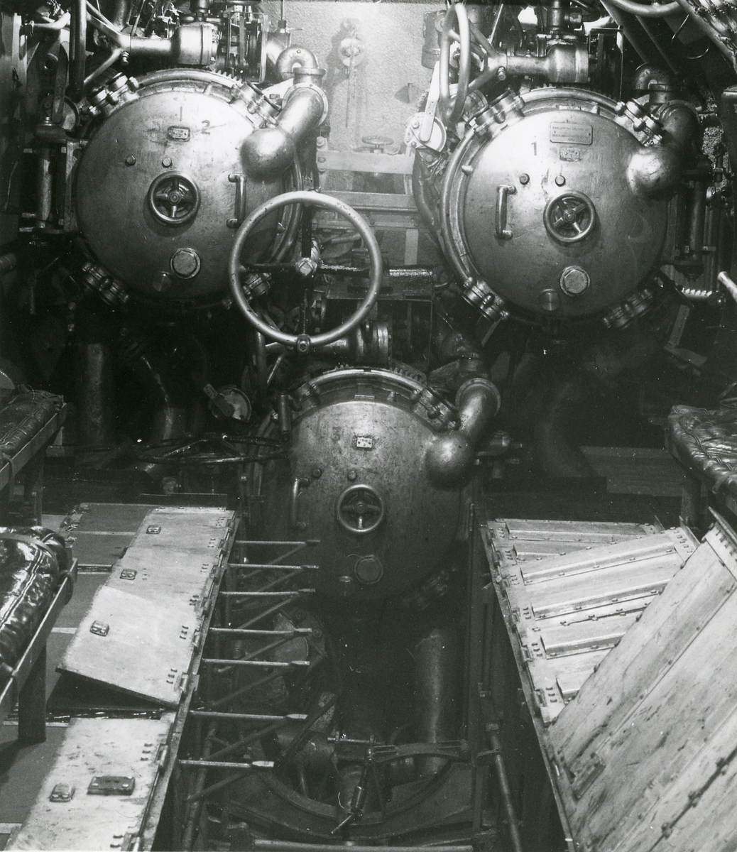 Foto visande förliga torpedrummet ubåten "Näcken".