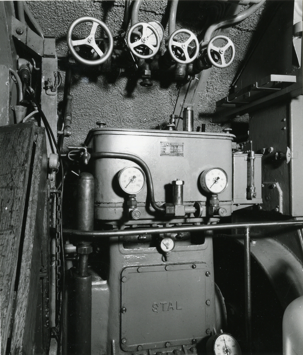 Foto visande elektromotorrummet ubåten "Näcken".