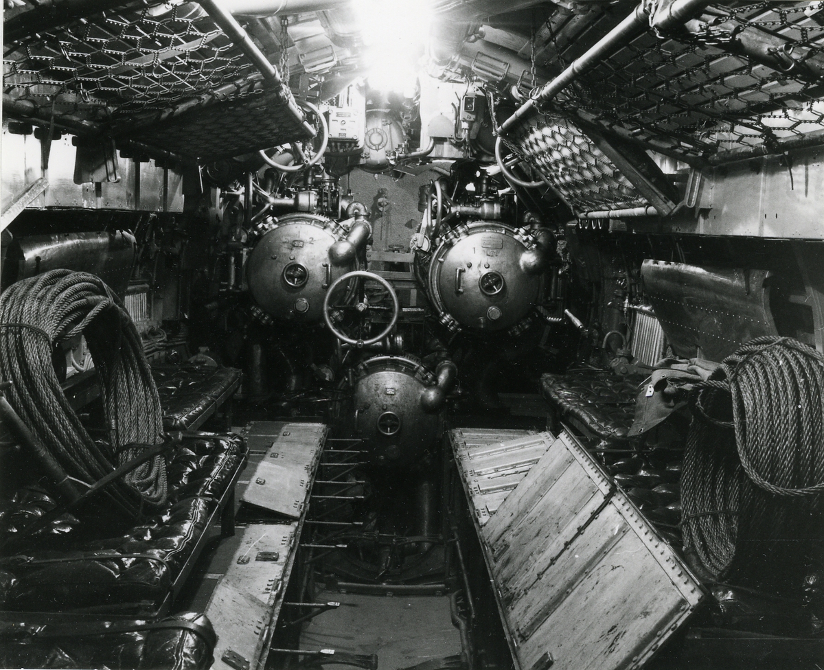Foto visande förliga torpedrummet ubåten "Näcken".