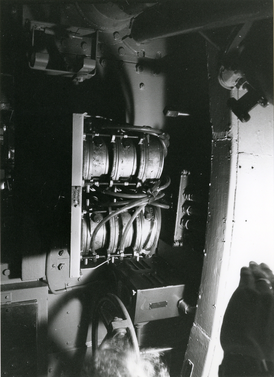 Foto visande interiör av dieselmotorrummet ubåten "Näcken".