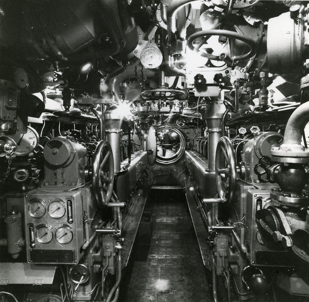 Foto visande interiör dieselmotorrummet ubåten "Näcken".
