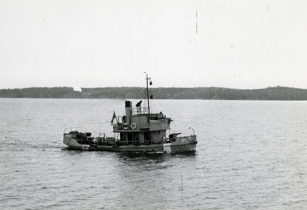 Under VK II 1939 - 1945 togs för neutralitetsvakten ett stort antal handelsfartyg i anspråk bl.a bogser- och fiskebåtar.
Fotot visar en f.d. bogserbåt utrustad med 1 - 20 mm akan. samt 1 - LV-kulspruta och använd som vedettbåt under betäckningen H 412.