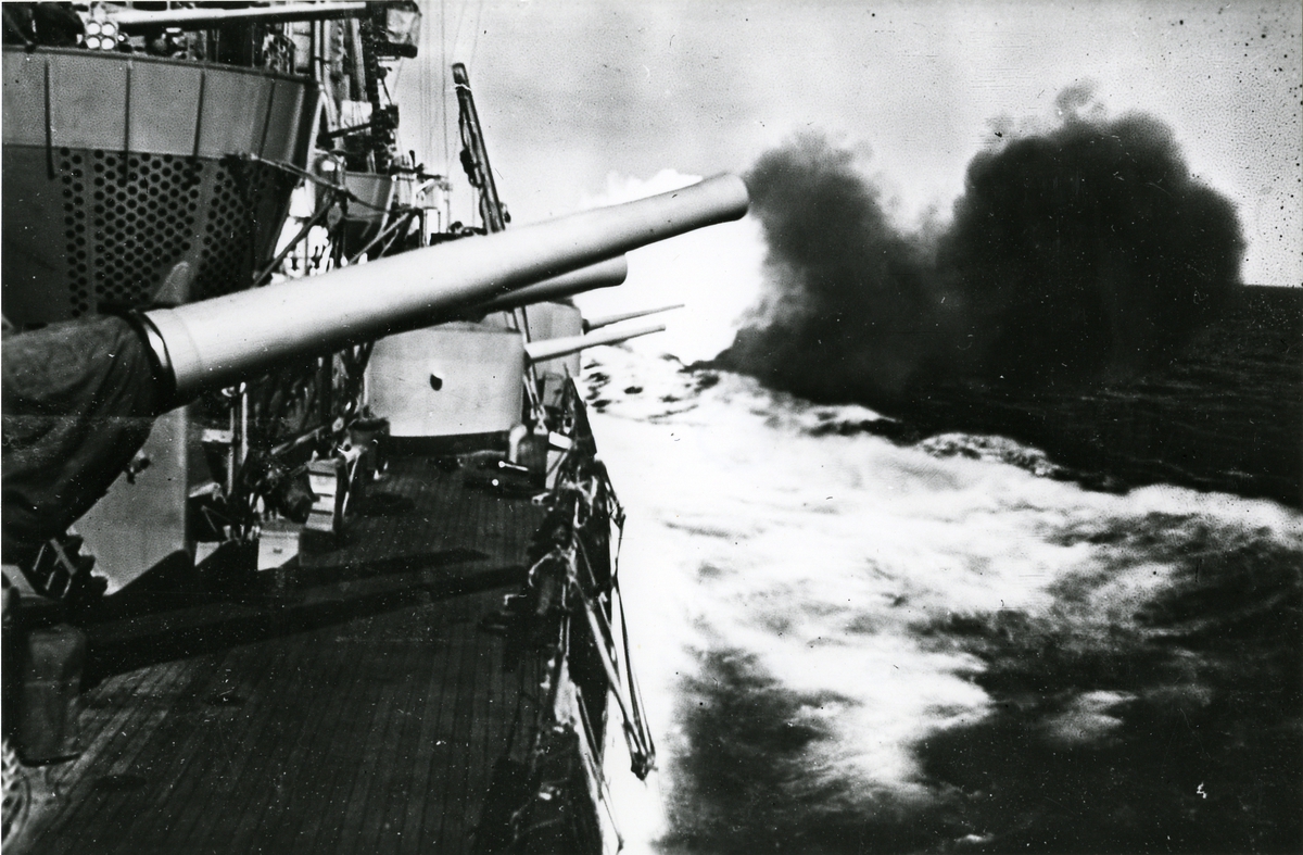 Däcksbild från ett av SVERIGE-skeppen. Eldgivning med 15 cm artilleriet.