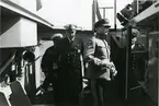 Fältmarsalken, Friherre Carl Gustav Mannerheim, besöker det svenska flaggskeppet vid besök i Helsingfors sommaren 1938.
Till höger om Mannerheim står den svenska eskaderchefen konteramiral Tamm.