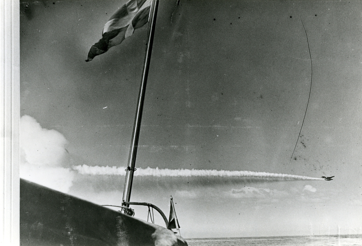 Svenskt flygplan, typ Hansa, lägger ut dimridå omkring år 1947. Engelsk Vampire-typ.