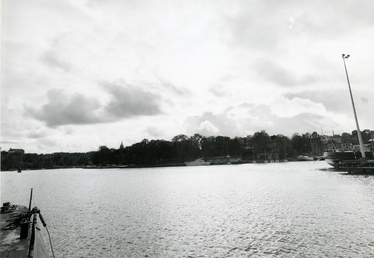 Foto visande hamnbild från Stockholm. Fotot taget från Galärvarvet mot Skeppsholmen under augusti månad 1972.