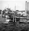 Göteborgs hamn 1940. Hamnpolisens patrullbåt går in till sin förtöjningsplats vid kajen nedanför elverket. Fil lic Gunnar Jonssons undersökningsresa till Västkusten juni 1940.