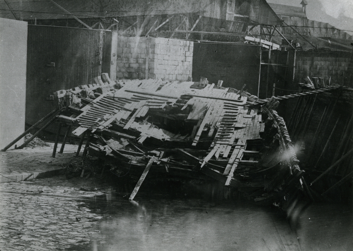 Träskeppsbyggeri
Bottenkonstruktion
Linjeskeppet DRISTIGHETEN b. 1783

Från sprängningsförsöken 1869 med det slopade linjeskeppet. Fotograferat i dockan i Karlskrona.