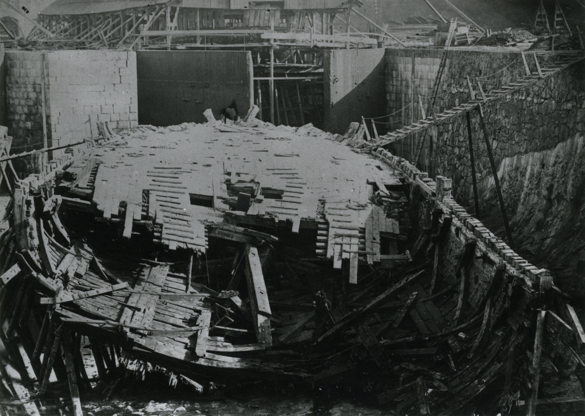 Träskeppsbyggeri
Bottenkonstruktion
Linjeskeppet DRISTIGHETEN b. 1783

Från sprängningsförsöken 1869 med det slopade linjeskeppet. Fotograferat i dockan i Karlskrona