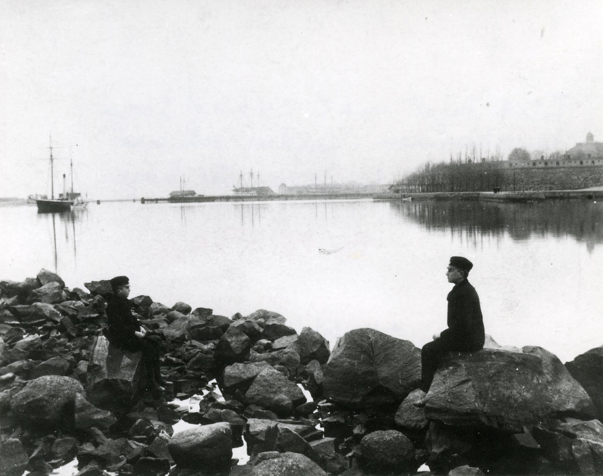 Karlskrona "Cabinet Fotografi".  Fotot taget mot SV med Stora Varvshamnen i fonden och med Aurora och Kundsbron till höger.
