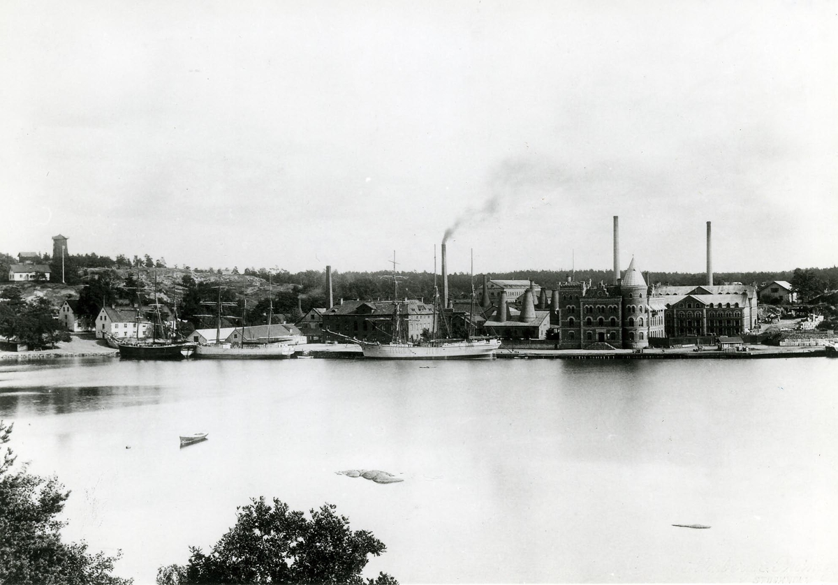Gustavsbergs hamn och fabriker omkring år 1910. På fotot ses två stycken 3-m bramsegelskonare samt skonertskeppet Diana.