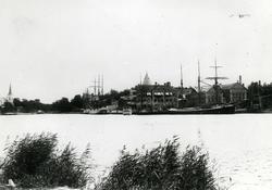 Gustavsbergs hamn och fabriker omkring år 1910. På fotot ses
