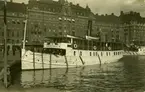 Fotografi lördagen 2 augusti 1924. Fartyget har övertagits tillf av Waxholmsbolaget, 1/8-14/8 1924.