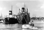 Vid Ryanäs oljehamn, Göteborg 1940. M/S Tykon av Kungsbacka och ett kamouflagemålat fartyg med övermålat namn. Fil lic Gunnar Jonssons undersökningsresa till Västkusten juni 1940.