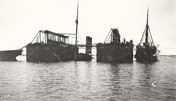 Foto från bärgningen av last-&passagerarångfatyget "BORE" av Åbo, som på resa Åbo-Mariehamn-Stockholm grundstötte den 31/12 1899 vid Alskär (Gräskö) nära Kapellskär mellan Söderarm och Furusund och sjönk 1/1 1900 å 15-20 famnars djup. Bärgad av Neptunbolaget 1900-04-26.
På fotots mitt BORE samt på sidorna pontonerna ODEN och FRIGG.