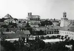 Karlskrona stad omkring 1865.
Trefaldighets- eller Tyska kyrkan, Fredrikskyrkan, Klockstapeln, Uthus Varvsg. 6, Sjöofficersmessen, Skeppsgossekasern använd före 1881,
Kokstuga, Vaktstuga.