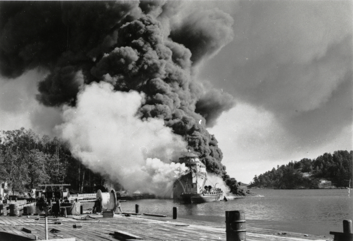 Jagarolyckan på Hårsfjärden den 17 sept. 1941. Av alltjämt outredd anledning skedde en explosion, vilken satte jagarna Klas Horn, Klas Uggla och Göteborg i brand.
Fartygen bärgades sedemera och Göteborg samt Klas Horn reparerades. Olyckan krävde 33 dödsoffer samt 17 skadade.