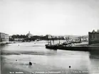 Vy över Stockholms hamn från Saltsjösidan med Norrström och Skeppsholmen, troligen 1880 - 90-tal.
Vid Skeppsbron oidentifierad ångare samt div. master.