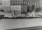 Hjulångaren WERMDÖ (till vänster) vid Slottet, Skeppsbron, Stockholm. Till höger hjulångaren JACOB BAGGE.
Fotografiet troligen från 1860-talets slut eller 1870-talets början.