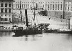 Hjulångaren WERMDÖ vid Slottet, Skeppsbron, Stockholm. Till vänster troligen HUDIKSVALL II. Fotografiet troligen från 1860-talets slut eller 1870-talets början.