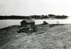 Harstena, Gryts socken, Östergötlands skärgård. Lada. På Harstena idkades sälfångst samt gemensam höslåtter.