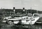 Furusunds slip
Foto i svartvitt visande Furusunds slip, Högmarsö, omkring 1963, med från vänster Waxholm III, Östanå I och Sunnan (Ex Albrektsund), ägda av Waxholms Nya Ångfartygs AB