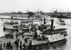 Foto visande träpiren i Göteborg omkring 1940 med passagerar